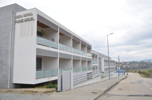 guarda-corpos-das-varandas-em-vidro-laminado-55-com-suporte-e-prumos