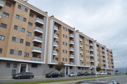 guarda-corpos-das-varandas-em-vidro-laminado-55-fosco-portas-e-janelas-com-vidro-isotechglass-4s-vidro-liso-5mm