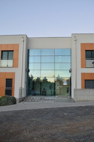 fachada-agrafada-com-vidro-laminado-e-temperado