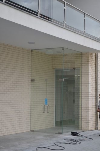 vidro-temperado-e-laminado-10mm-c.pecas-fixacao-inox-2
