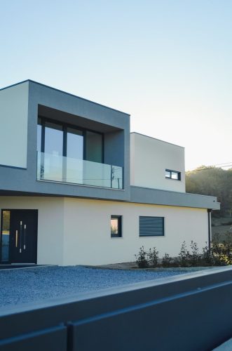 guarda corpos das varandas em vidro laminado 88 com calha de fixação f100 cor 7016